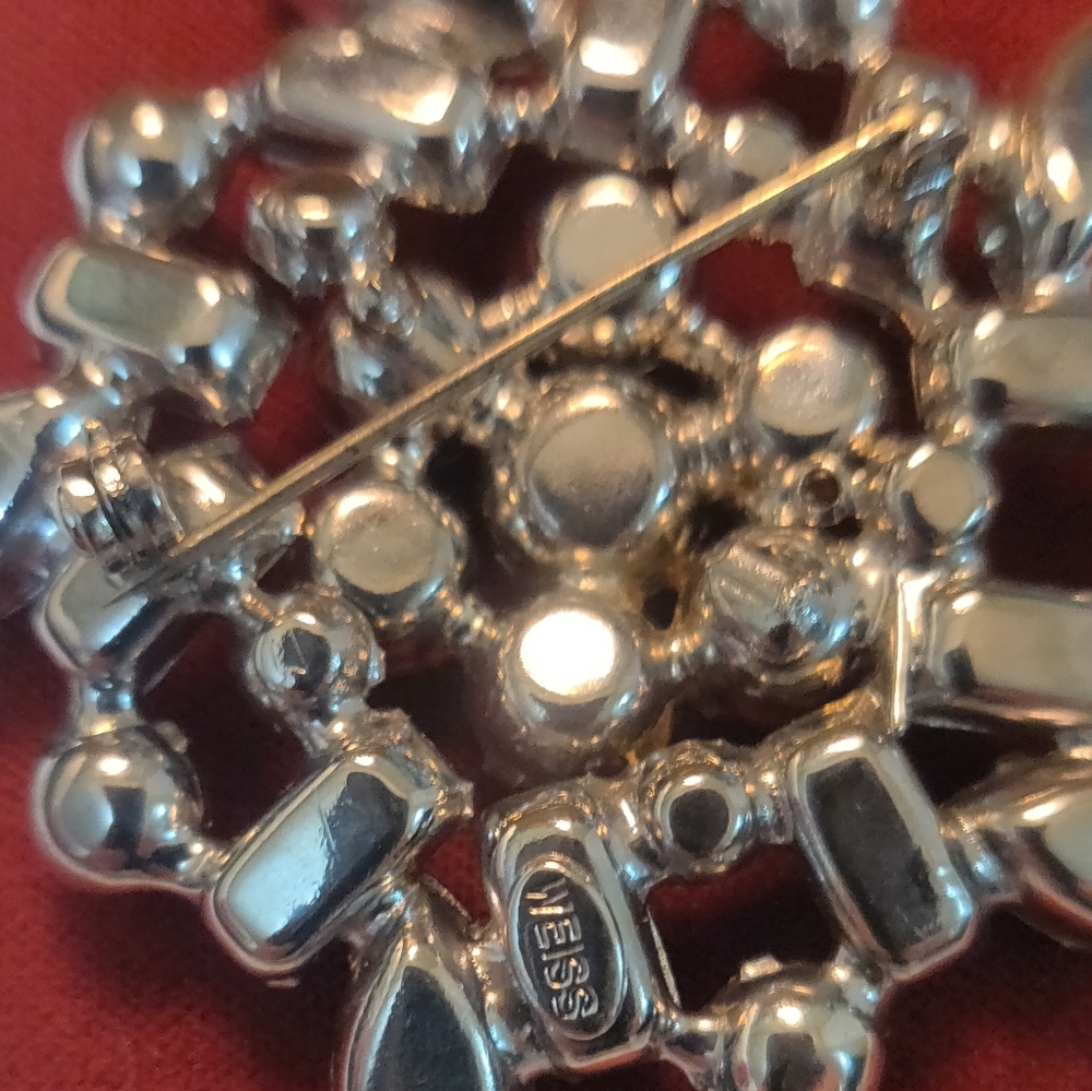 Vintage Weiss Brooch - Picture 2 of 3